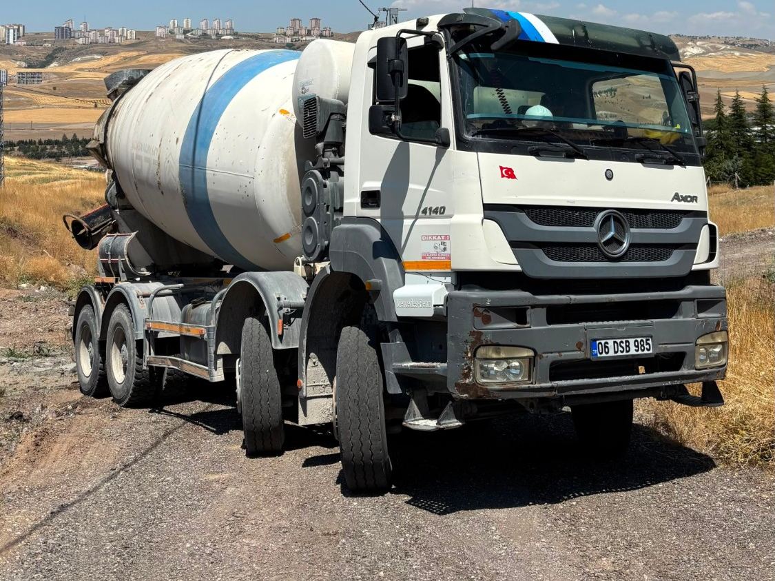 Tanrıkut Beton transmikseri, arkada Ankara silüeti