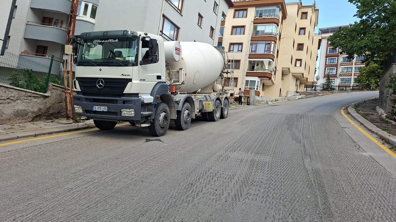 Transmikser Ankara'da bir sokakta şantiyeye hazır beton teslim ediyor